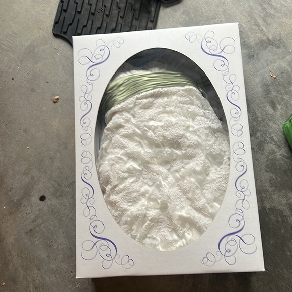 Watters Lace Wedding Dress - Picture 6 of 8